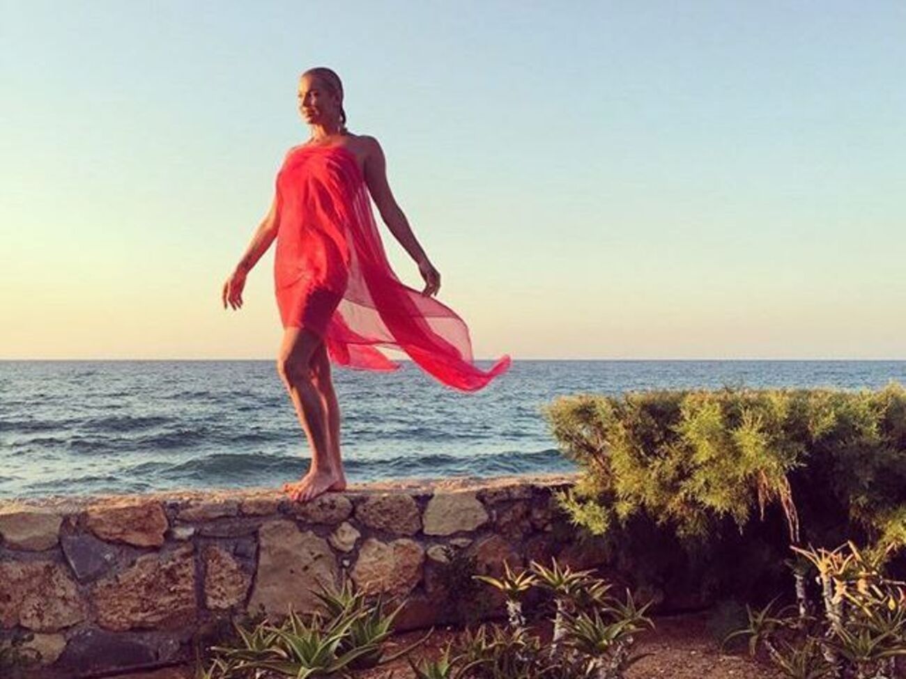 Волочкова:&nbsp;Никого вокруг и только волны! И ветер. Красота и свобода жизни!