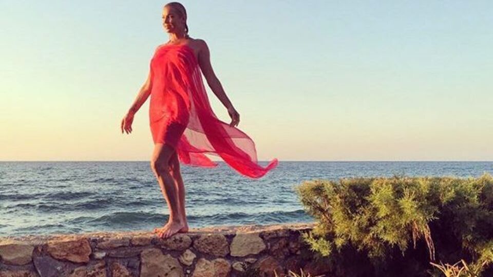 Волочкова: Никого вокруг и только волны! И ветер. Красота и свобода жизни!