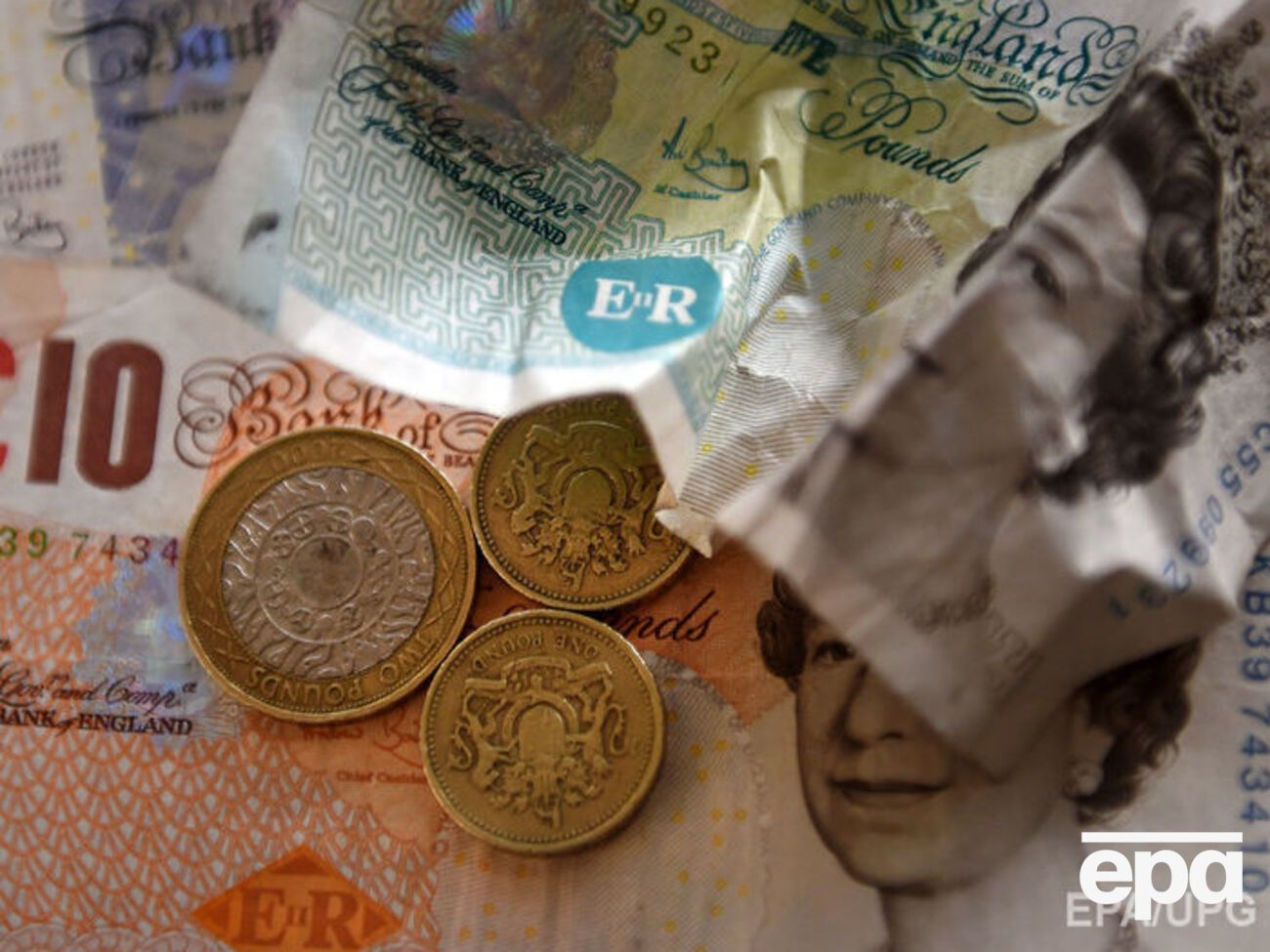 Фунт продолжает дешеветь