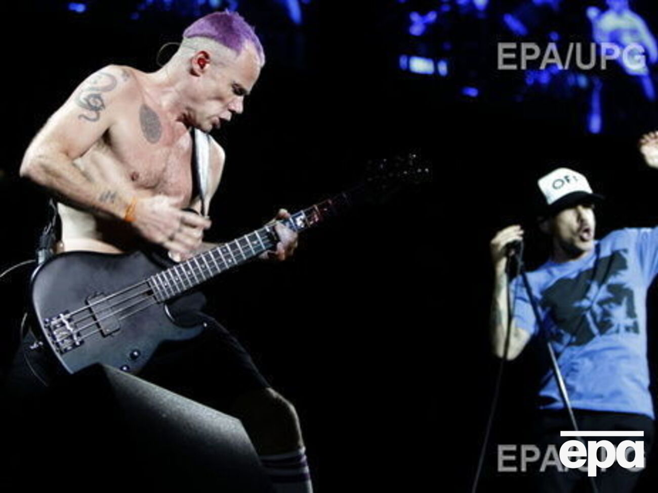Басист RHCP (на фото слева) попытался сыграть на украинском народном инструменте