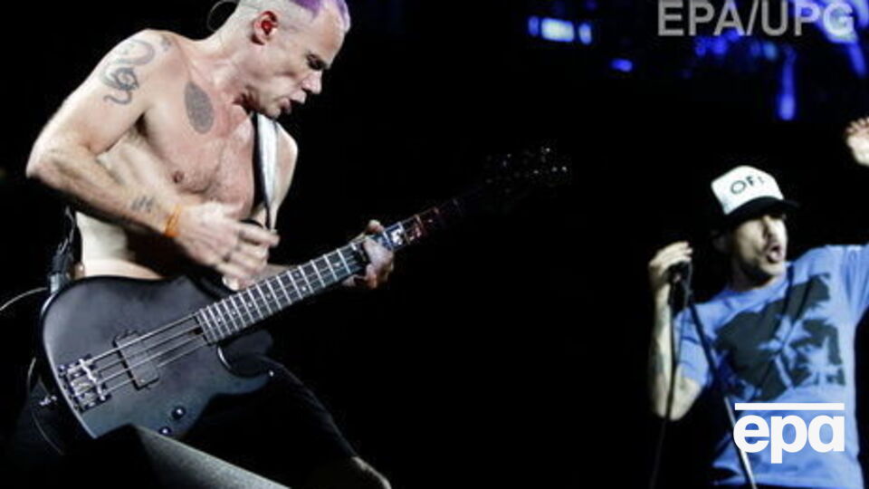Басист RHCP (на фото слева) попытался сыграть на украинском народном инструменте