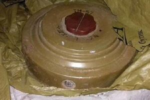 Сверток с боеприпасом лежал на крыше одной из школьных построек
