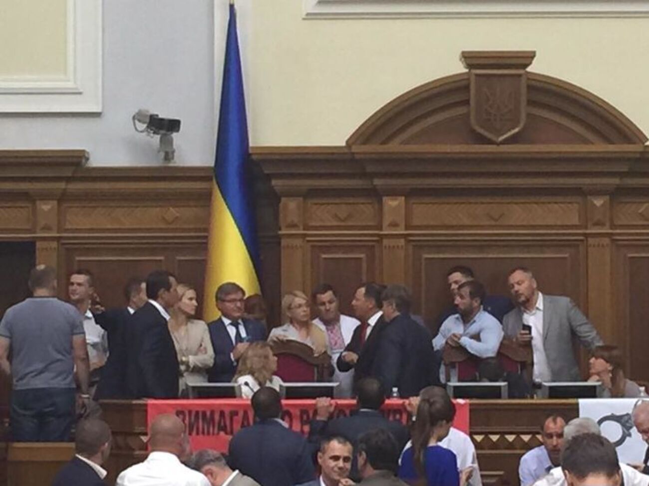 Сегодня спикер парламента Андрей Парубий закрыл вечернее заседание Рады из-за блокирования трибуны