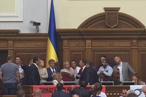 Сегодня спикер парламента Андрей Парубий закрыл вечернее заседание Рады из-за блокирования трибуны