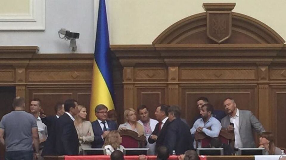 Сегодня спикер парламента Андрей Парубий закрыл вечернее заседание Рады из-за блокирования трибуны