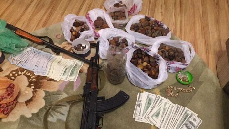 Правоохранители изъяли ювелирные украшения, оружие, янтарь, деньги