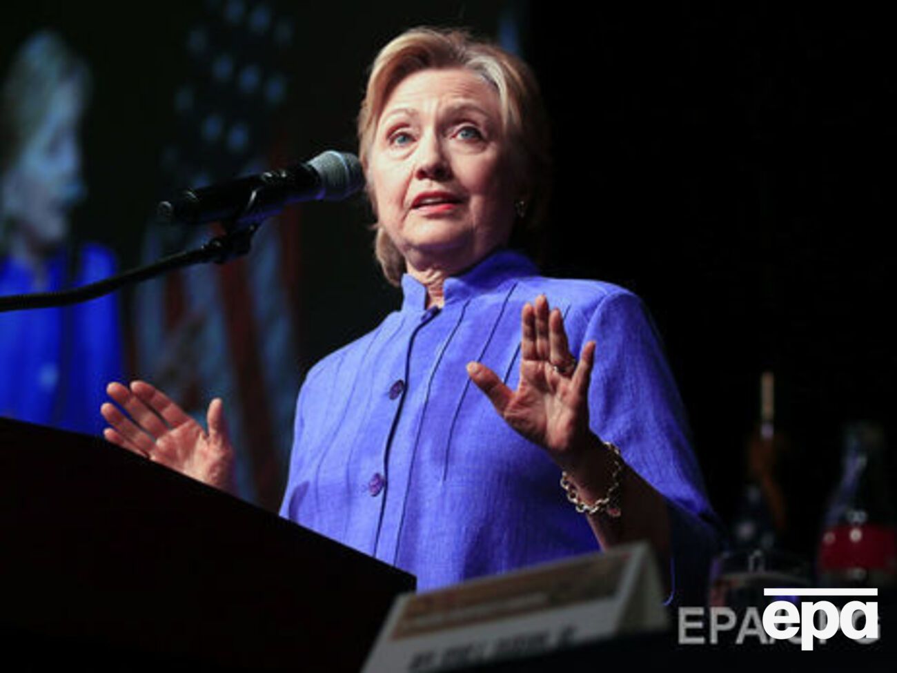 Накануне Хиллари Клинтон добровольно пришла на трехчасовой допрос в ФБР