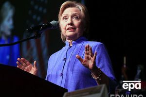 Накануне Хиллари Клинтон добровольно пришла на трехчасовой допрос в ФБР