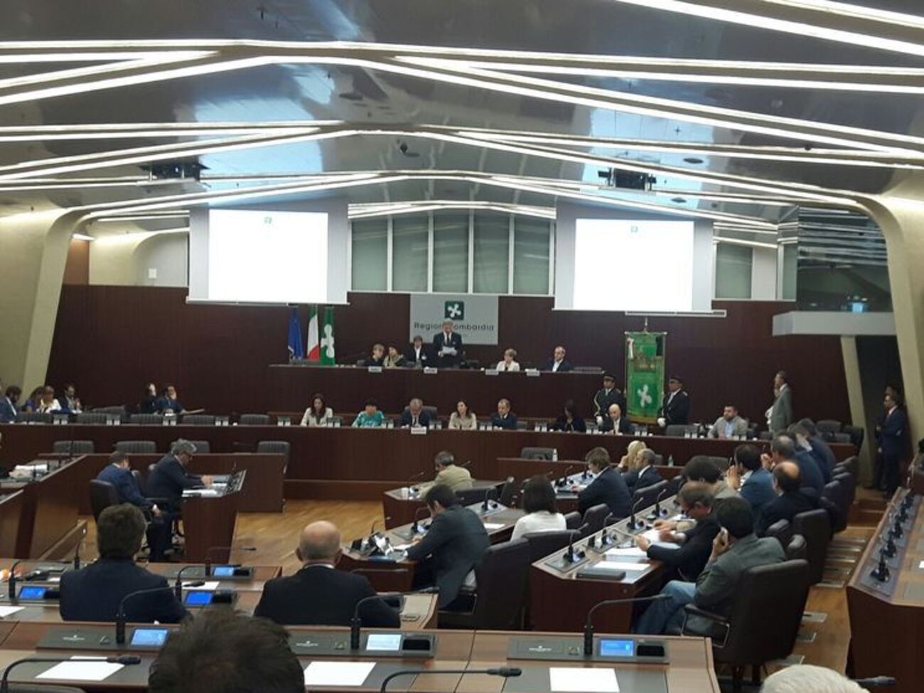 За принятие резолюции проголосовали пять фракций из восьми, представленных в совете Ломбардии