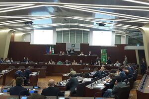 За принятие резолюции проголосовали пять фракций из восьми, представленных в совете Ломбардии