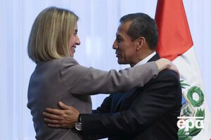 Еврокомиссар Федерика Могерини и президент Перу Ольянта Умала после подписания соглашения в марте 2016 года