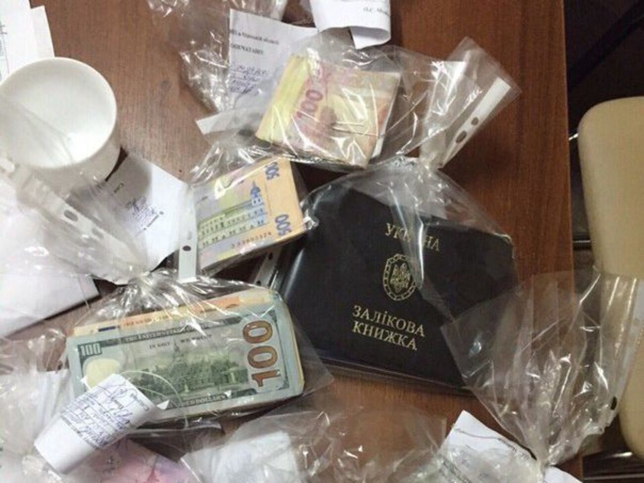 Подозреваемую задержали при получении части взятки в размере 6 тыс. гривен