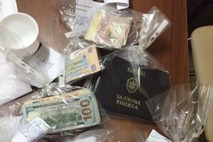 Подозреваемую задержали при получении части взятки в размере 6 тыс. гривен