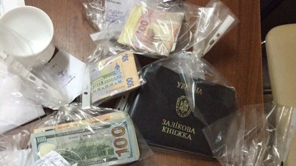 Подозреваемую задержали при получении части взятки в размере 6 тыс. гривен