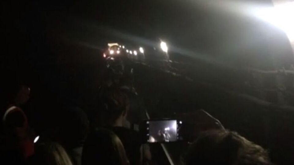 Пассажирам пришлось идти по тоннелю пешком