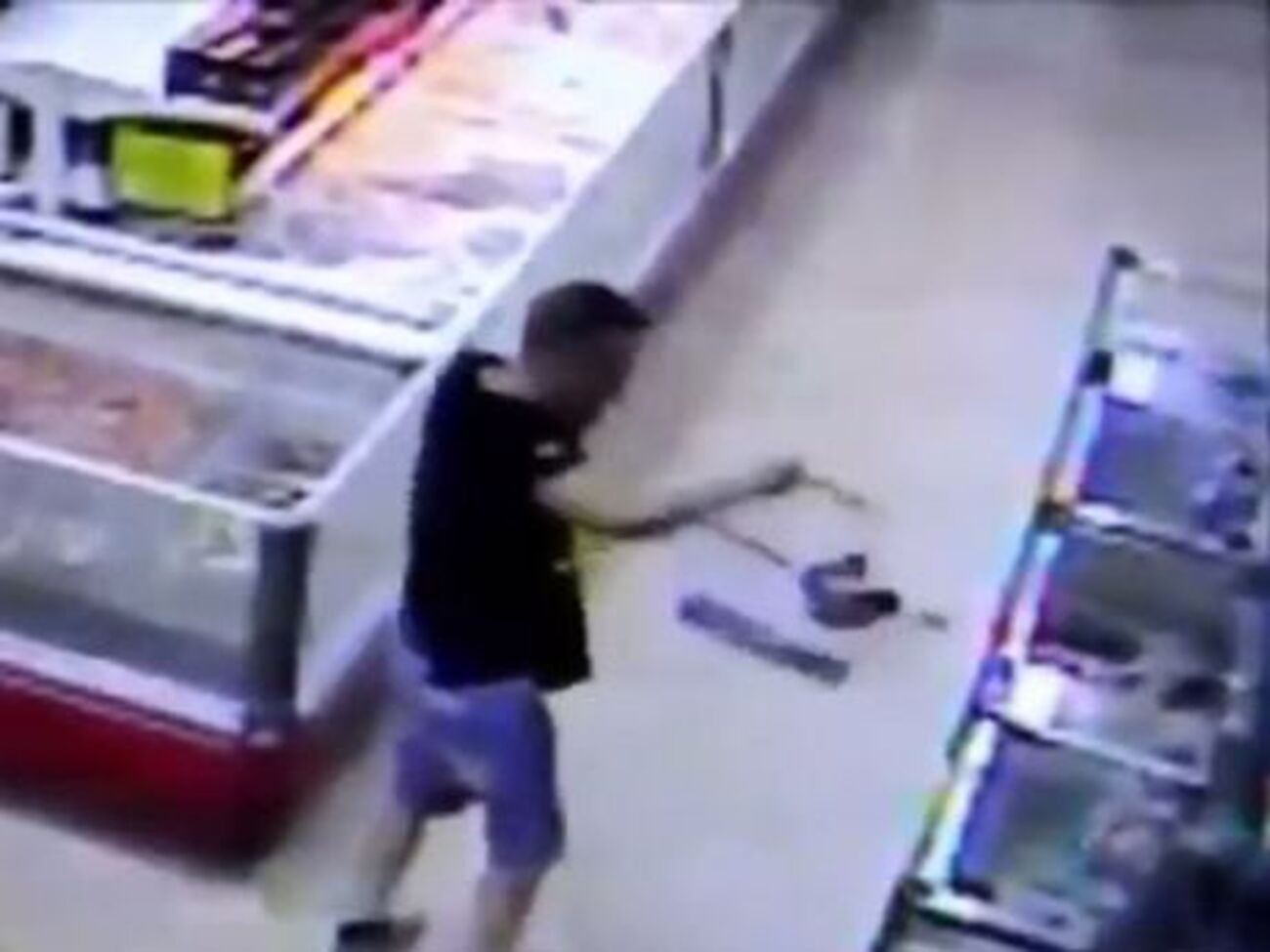 Мужчина вернул обратно в аквариум рыбу, запрыгнувшую к нему в корзину