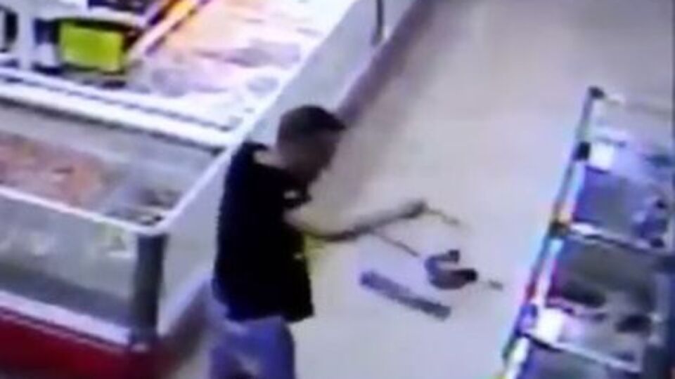 Мужчина вернул обратно в аквариум рыбу, запрыгнувшую к нему в корзину