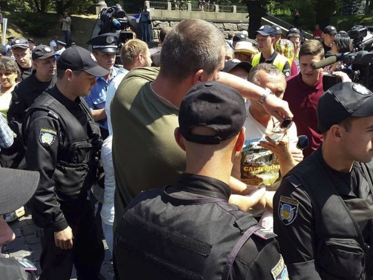 Между нацгвардейцами и митингующими произошли столкновения под Кабмином