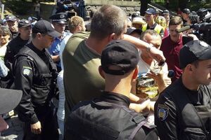 Между нацгвардейцами и митингующими произошли столкновения под Кабмином