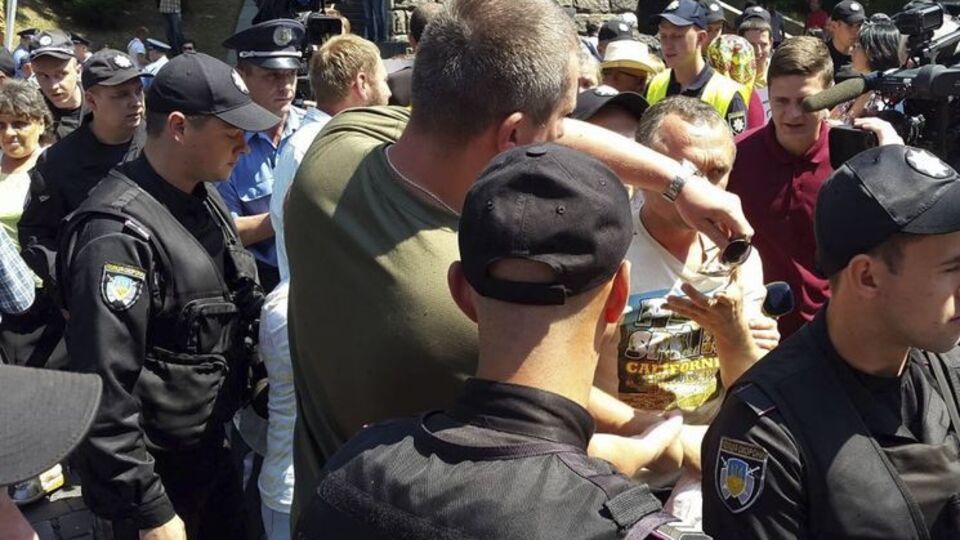 Между нацгвардейцами и митингующими произошли столкновения под Кабмином