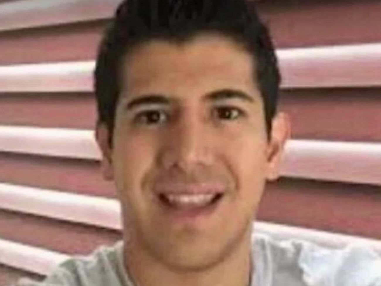 Мужчина на снимке был указан как погибший при крушении самолета EgyptAir, во время теракта в Стамбуле, а также считался убитым в Орландо