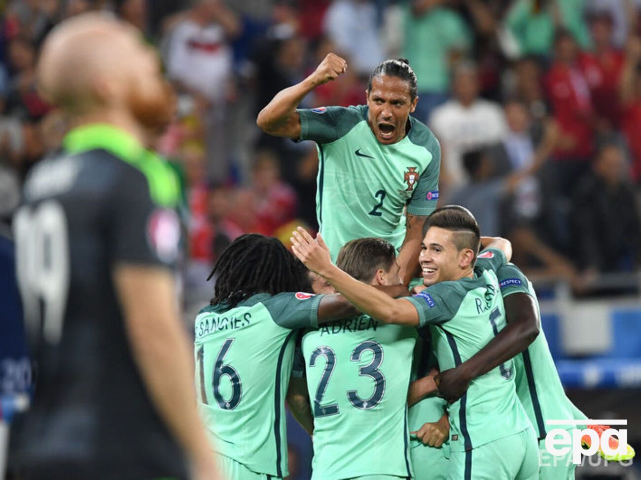 Португалия стала первым финалистом Евро 2016