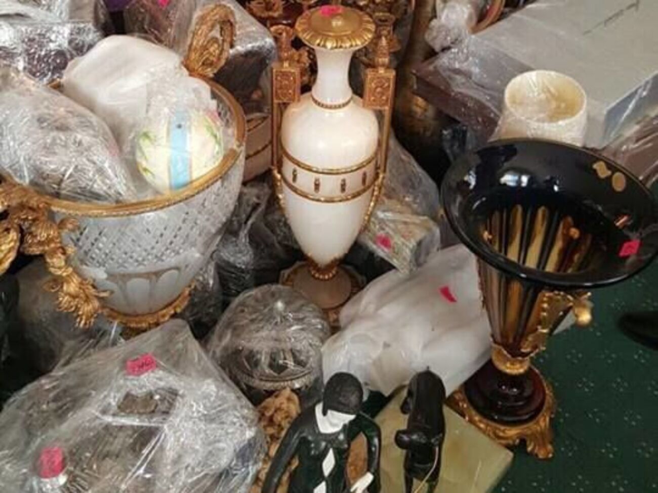 У Клюева нашли картины, вазы, статуэтки и документы