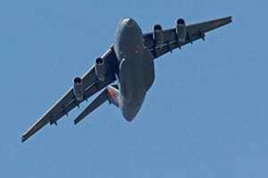 Y-20 является самым крупным самолетом в мире, который способен транспортировать войска и танки