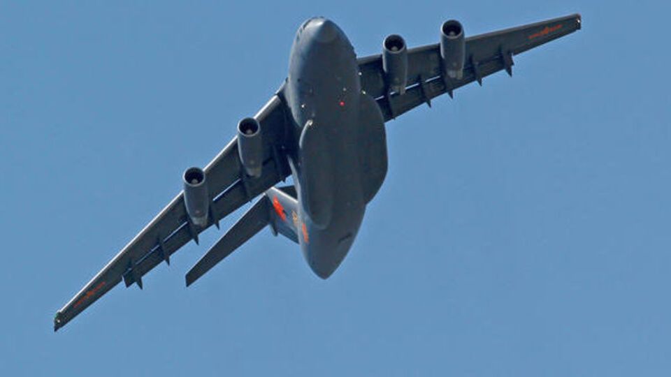 Y-20 является самым крупным самолетом в мире, который способен транспортировать войска и танки