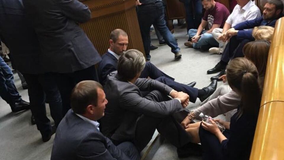 Депутаты работают, несмотря на забастовку