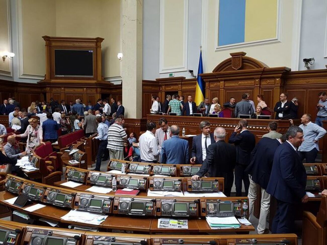 Парубий закрыл заседание Рады из-за блокирования