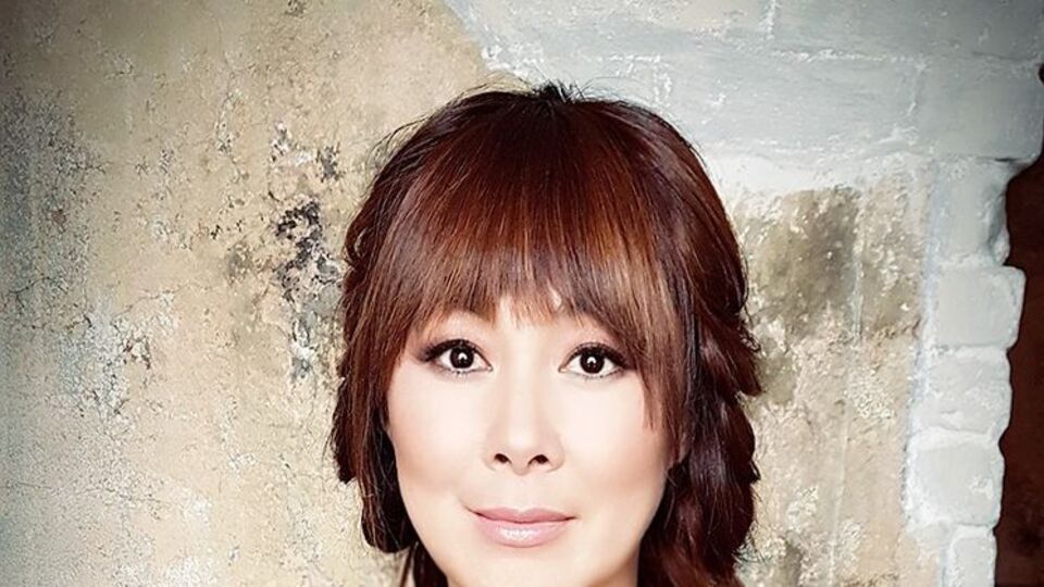 Анита Цой: В тот момент я еще больше впала в ступор и не могла даже шелохнуться. Про себя я мысленно начала звать на помощь маму