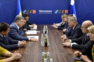 Порошенко и Нийнисте встретились в Варшаве