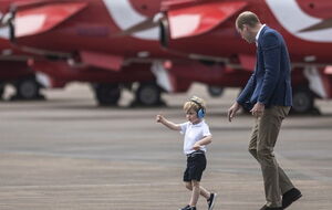 Двухлетний британский принц Джордж посетил первое в своей жизни авиашоу. Фоторепортаж