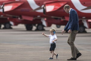 Двухлетний британский принц Джордж посетил первое в своей жизни авиашоу. Фоторепортаж