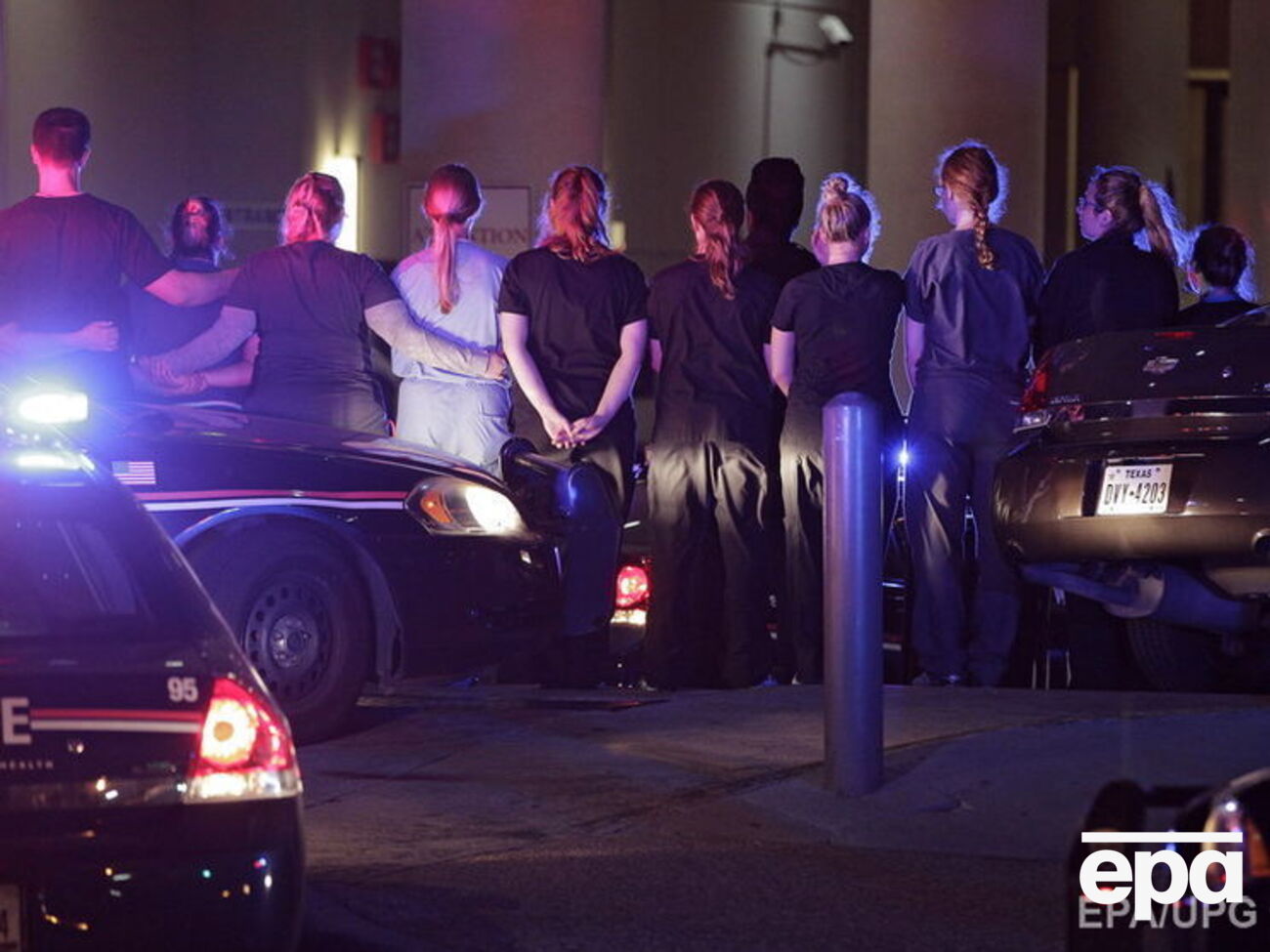 Сотрудники полиции и врачи у госпиталя, куда привезли раненых