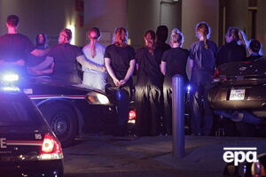 Сотрудники полиции и врачи у госпиталя, куда привезли раненых