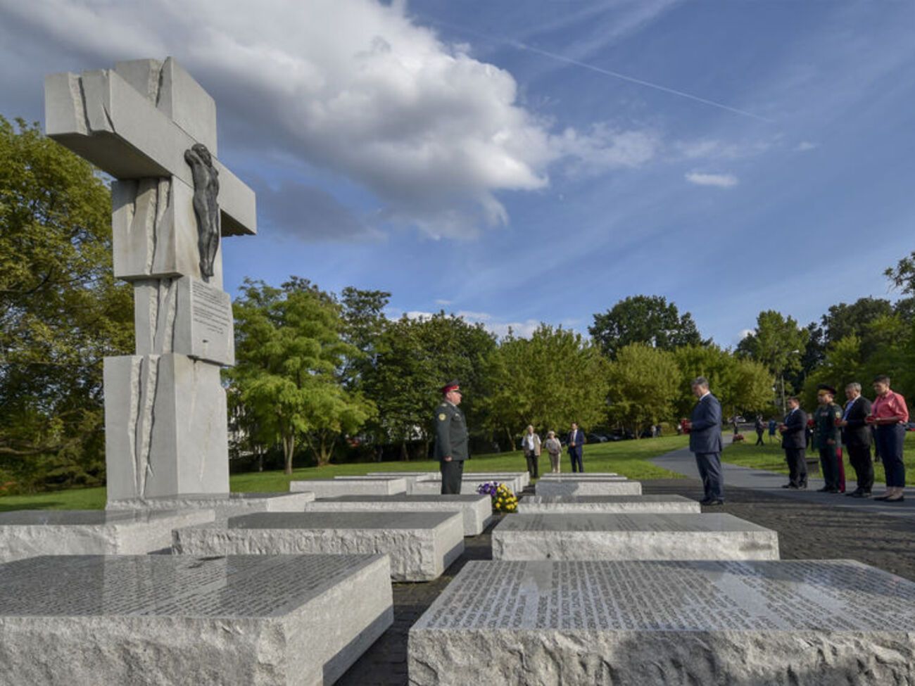 Порошенко посетил памятник жертвам Волынской трагедии в Варшаве