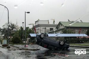 Тайфун с легкостью опрокидывал автомобили