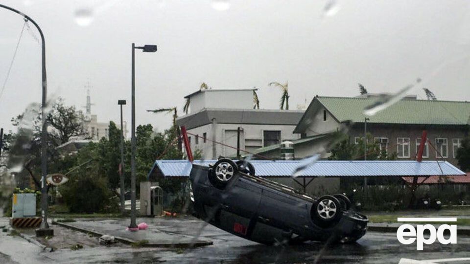 Тайфун с легкостью опрокидывал автомобили