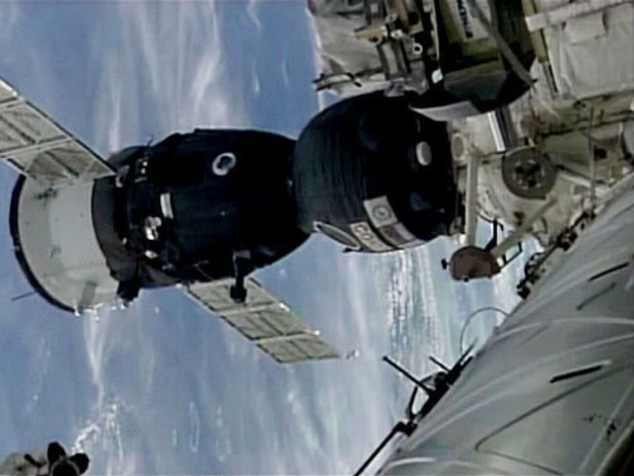 Стыковка пилотируемого корабля с МКС