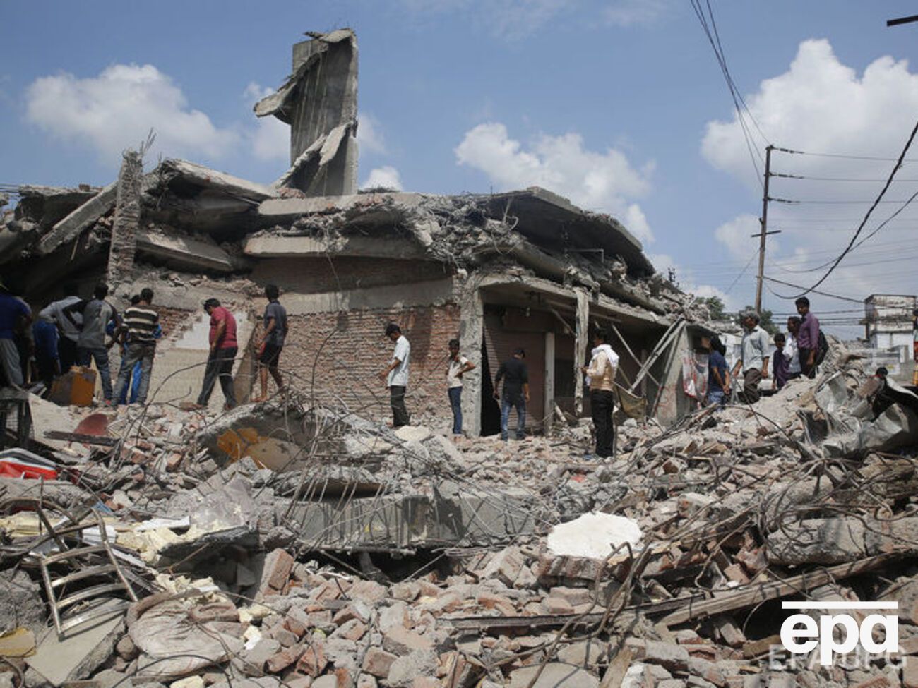 В Индии четыре человека погибли в ходе сноса торгового центра