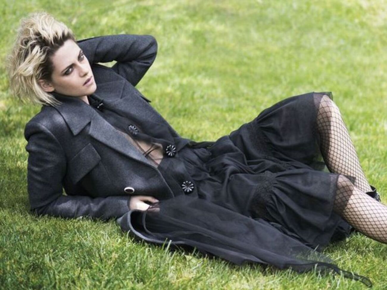 Стюарт позировала в парке