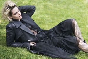 Стюарт позировала в парке