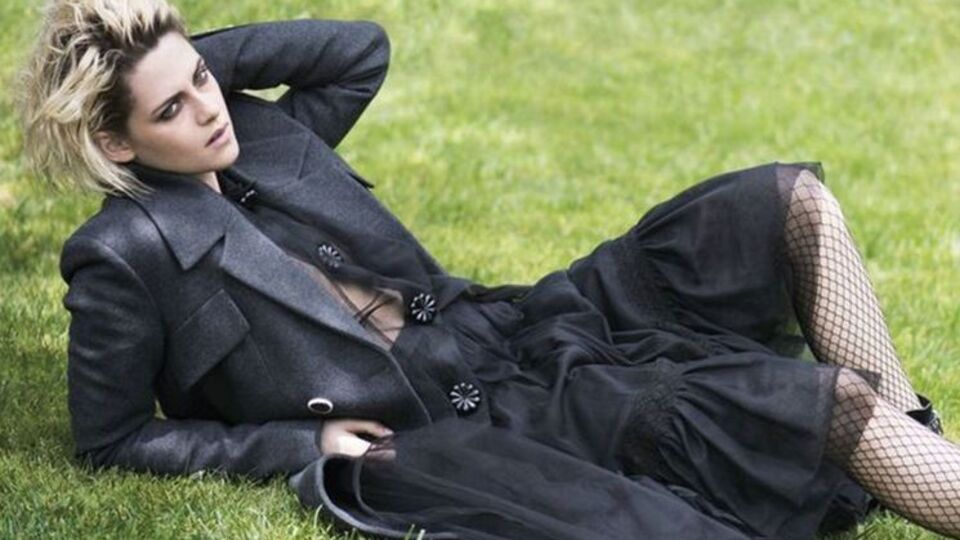 Стюарт позировала в парке