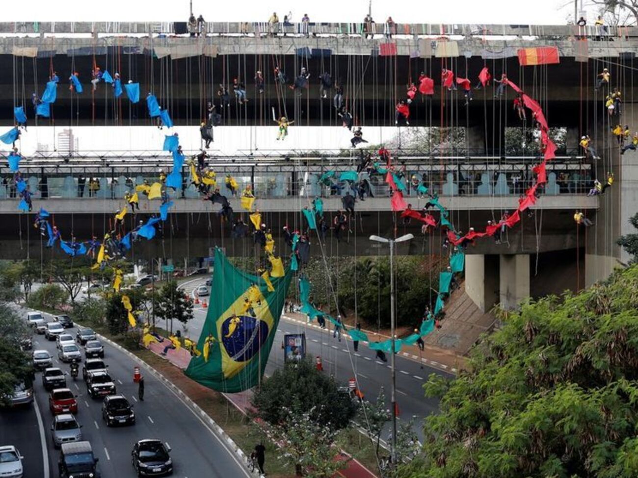 Первая в мире "живая" инсталляция в форме олимпийских колец