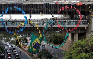 Первая в мире "живая" инсталляция в форме олимпийских колец