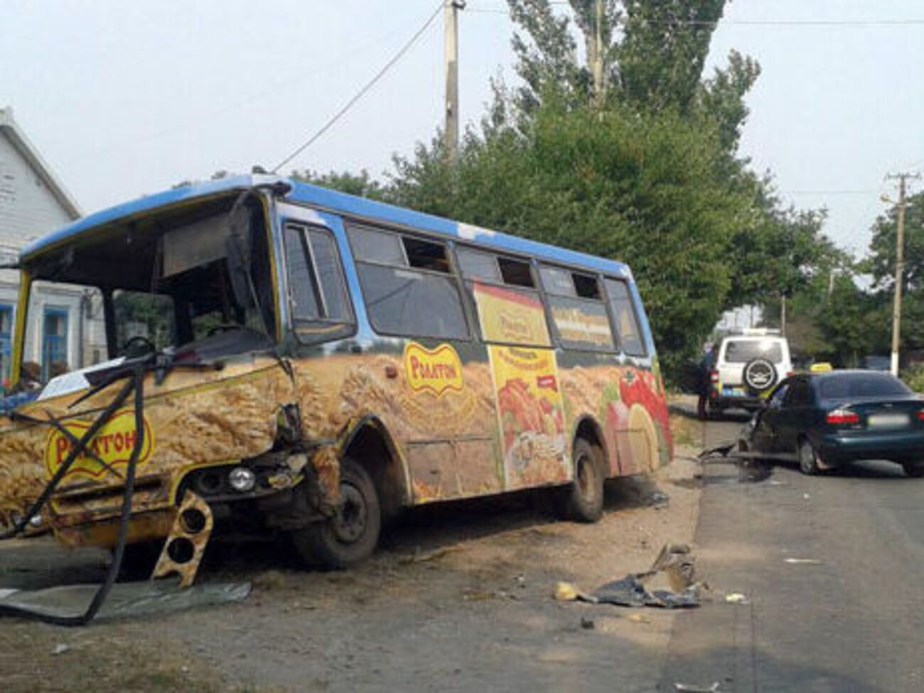 Водитель Daewoo Lanos пытался совершить обгон и врезался в автобус на встречной полосе