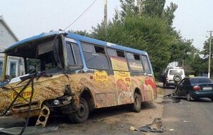 Водитель Daewoo Lanos пытался совершить обгон и врезался в автобус на встречной полосе