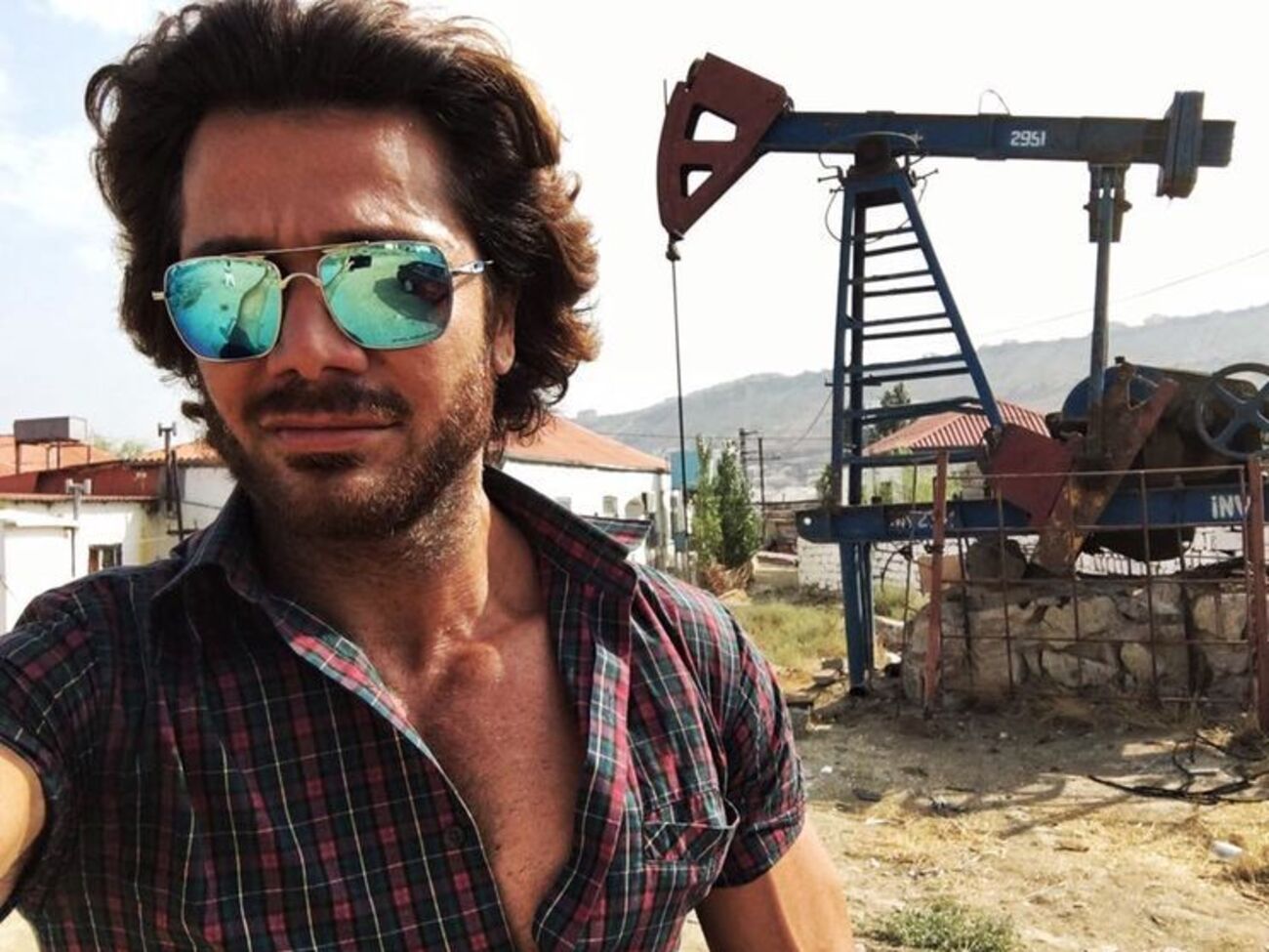 Ахмадов: Убегая с уроков, я шел бродить по окрестным развалинам в компании бездомных собак, которые не раз меня кусали. Никаких прививок, разумеется, мне не делали, удивляет лишь одно, как, обитая в таких условиях, я выжил